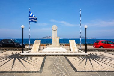 Nisyros, Yunanistan - 10 Mayıs 2023: Mandraki Köyü. Mandraki Yunanistan 'ın Nisyros adasının başkenti ve ana limanıdır.