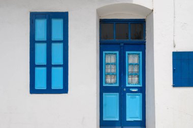Nisyros adasındaki Mandraki köyündeki Yunan binasının beyaz mavi cephesi. Dodekanese, Yunanistan