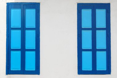 Nisyros adasındaki Mandraki köyündeki Yunan binasının beyaz mavi cephesi. Dodekanese, Yunanistan