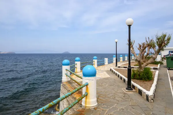 Nisyros adasında gezinti ve deniz manzarası. Yunanistan