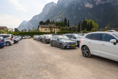 Riva del Garda, İtalya - 23 Nisan 2023: Riva del Garda 'nın merkezinde park yeri. Şehir, Garda Gölü 'nün kuzey kıyısında yer almaktadır. İtalya