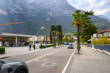 Riva del Garda, İtalya - 23 Nisan 2023: İtalya 'da Garda Gölü' nün kuzey kıyısındaki Riva del Garda kasabası