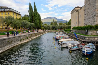 Riva del Garda, İtalya - 23 Nisan 2023: İtalya 'da Garda Gölü' nün kuzey kıyısındaki Riva del Garda kasabasındaki küçük liman