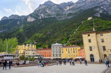 Riva del Garda, İtalya - 23 Nisan 2023: İtalya 'daki Garda Gölü' nün kuzey kıyısındaki Riva del Garda Eski Kasabası