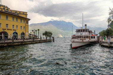 Riva del Garda, İtalya - 23 Nisan 2023: İtalya 'da Garda Gölü' nün kuzey kıyısındaki Riva del Garda limanı