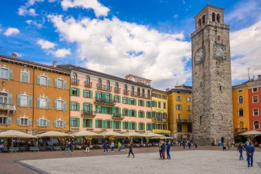 Riva del Garda, İtalya - 23 Nisan 2023: İtalya 'daki Garda Gölü' nün kuzey kıyısındaki Riva del Garda Eski Kasabası