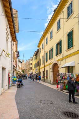 Lazise İtalya - 24 Nisan 2023: Lazise köyü, Garda Gölü kıyısındaki ünlü turizm beldesi