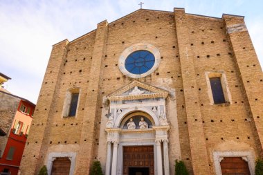Salo, İtalya - 24 Nisan 2023: İtalya 'nın Garda Gölü kıyısındaki Salo kasabasındaki Santa Maria Annunziata Katedrali