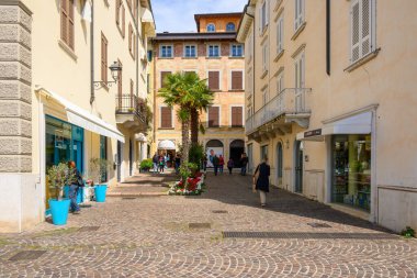 Salo, İtalya - 24 Nisan 2023: İtalya 'nın Garda Gölü kıyısındaki eski Salo kasabasının mimarisi