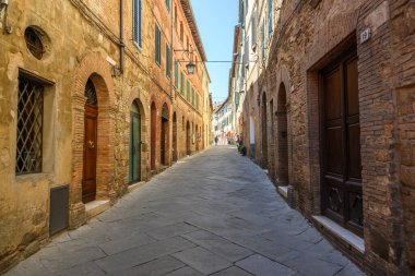 Montalcino, İtalya - 26 Nisan 2023: Bahar günü Tuscany 'deki Montalcino kasabası. İtalya