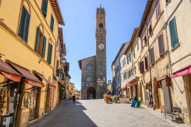 Montalcino, İtalya - 26 Nisan 2023: Bahar günü Tuscany 'deki Montalcino kasabası. İtalya