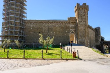 Montalcino, İtalya - 26 Nisan 2023: Tuscany, İtalya 'daki ortaçağ kalesi. Avrupa