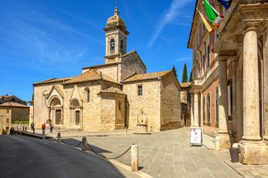 San Quirico d 'Orcia, İtalya - 26 Nisan 2023: San Quirico d' Orcia Koleji Kilisesi, İtalya