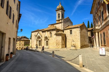 San Quirico d 'Orcia, İtalya - 26 Nisan 2023: San Quirico d' Orcia Koleji Kilisesi, İtalya