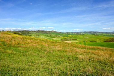San Quirico d 'Orcia, İtalya - 26 Nisan 2023 San Quirico d' Orcia bahar manzarası, Siena, İtalya
