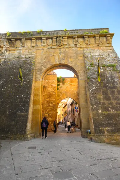 Montepulciano, İtalya - 27 Nisan 2023: Porta al Prato, İtalya 'nın Toskana eyaletinin Montepulciano kentinin ana kapısı.