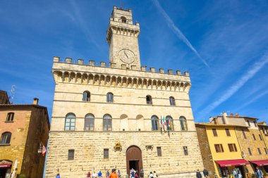 Montepulciano, İtalya - 27 Nisan 2023: Piazza Grande, Montepulciano 'daki Rönesans binalarının bulunduğu ana meydan. Toskana, İtalya