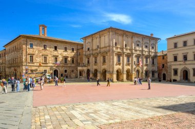 Montepulciano, İtalya - 27 Nisan 2023: Piazza Grande, Montepulciano 'daki Rönesans binalarının bulunduğu ana meydan. Toskana, İtalya