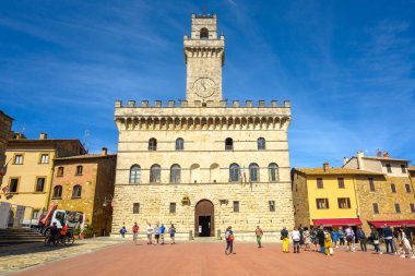 Montepulciano, İtalya - 27 Nisan 2023: Piazza Grande, Montepulciano 'daki Rönesans binalarının bulunduğu ana meydan. Toskana, İtalya