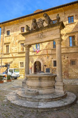 Montepulciano, İtalya - 27 Nisan 2023: Montepulciano, Tuscany, İtalya 'daki Piazza Grande Meydanı' ndaki eski kuyu