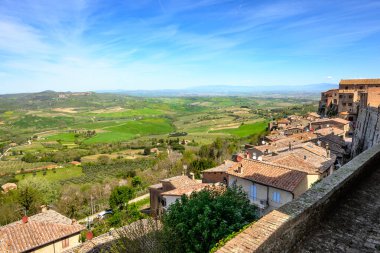 Montepulciano, İtalya - 27 Nisan 2023: Montepulciano Eski Şehir Panoramik Manzarası. Toskana kırsal arazisi. İtalya