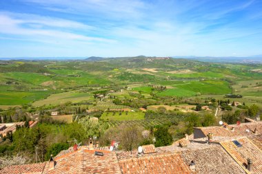 Montepulciano, İtalya - 27 Nisan 2023: Montepulciano Eski Şehir Panoramik Manzarası. Toskana kırsal arazisi. İtalya