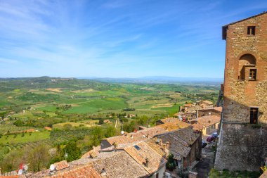 Montepulciano, İtalya - 27 Nisan 2023: Montepulciano Eski Şehir Panoramik Manzarası. Toskana kırsal arazisi. İtalya