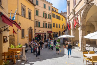 Montepulciano, İtalya - 27 Nisan 2023: Montepulciano eski kasaba manzarası. Toskana, İtalya