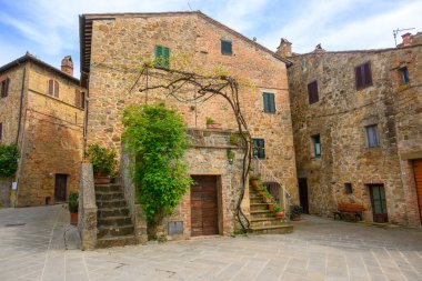 Monticchiello, İtalya - 27 Nisan 2023: Monticchiello ortaçağ köyü, Siena, İtalya