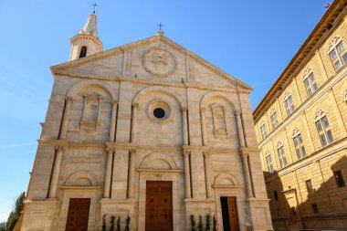 Pienza, İtalya - 28 Nisan 2023: Tuscany, İtalya 'daki eski Pienza kasabasının ana meydanındaki Rönesans Katedrali