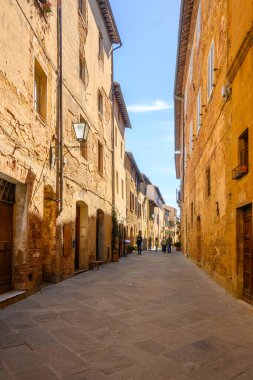 Pienza, İtalya - 28 Nisan 2023: Tuscany, İtalya 'daki eski Pienza kasabasında dar bir ortaçağ caddesi