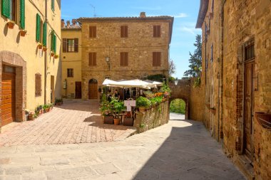 Pienza, İtalya - 28 Nisan 2023: Tuscany, İtalya 'daki tarihi Pienza kentinin mimarisi