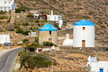 Kastro köyü, Sifnos, Kiklad, Yunanistan 'da geleneksel Yunan yel değirmenleri