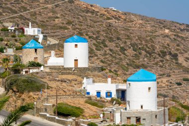 Kastro köyü, Sifnos, Kiklad, Yunanistan 'da geleneksel Yunan yel değirmenleri