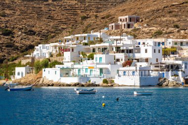 Sifnos adasının güney kıyısında Kiklad beyaz mimarisi olan Faros köyü. Yunanistan
