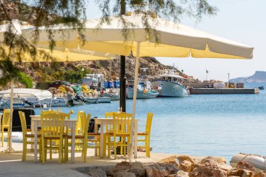Faros balıkçı köyündeki Rum tavernası. Sifnos Adası, Kiklad, Yunanistan