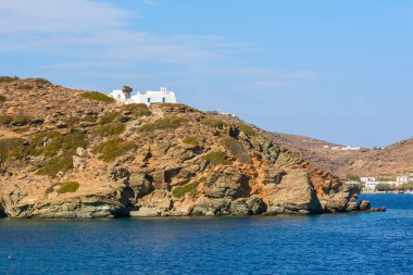 Agios Charalampos kilisesi Sifnos adasında Chrysopigi ve Faros arasında kayaların üzerine inşa edilmiştir. Yunanistan