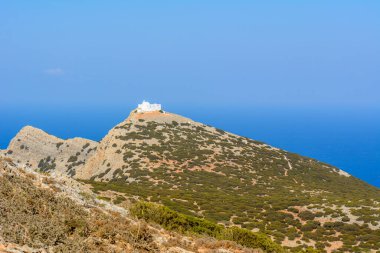 Sifnos Tepeleri, Agios Simeon Manastırı 'ndan Kamares' in üzerine tünemiş. Sifnos, Cyclades, Yunanistan