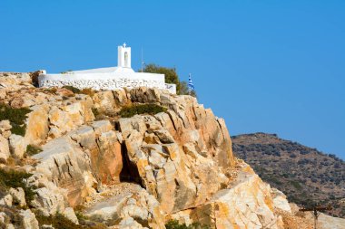 Kamares Dağı 'nın karşısındaki Agia Marina Kilisesi. Sifnos Adası, Yunanistan