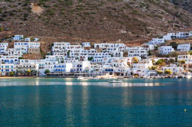 Sifnos, Yunanistan - 10 Eylül 2018: Öğleden sonra Kamares köyü. Sifnos Adası, Yunanistan