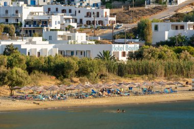 Sifnos, Yunanistan - 10 Eylül 2018: Öğleden sonra Kamares plajı. Sifnos Adası, Yunanistan