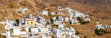 Serifos, Yunanistan - 9 Eylül 2018: Serifos adasının ana kenti Chora 'nın panoramik manzarası. Yunanistan