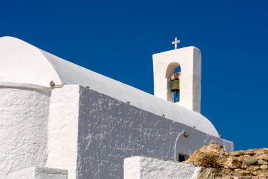 Tepenin yamacındaki beyaz Yunan şapeli. Chora, Serifos adasında. Kiklad. Yunanistan