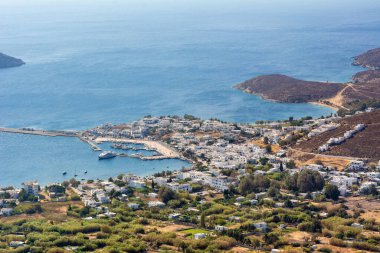 Livadi Panoraması, Serifos adasının ana limanı. Cyclades, Yunanistan