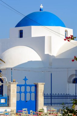 Serifos adasında Chora 'nın ana meydanında mavi kubbeli bir Yunan kilisesi. Cyclades, Yunanistan