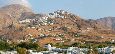 Resimli Serifos adasının panoramik manzarası. Cyclades, Yunanistan