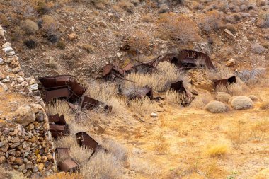 Serifos adasındaki Megalo Livadi 'de terk edilmiş madenlerde eski vagonların kalıntıları. Cyclades, Yunanistan