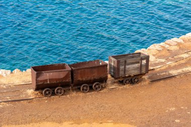 Serifos adasındaki Megalo Livadi 'de terk edilmiş eski vagonlar. Cyclades, Yunanistan