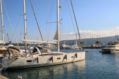 Tivat, Karadağ - 8 Haziran 2022: Porto Karadağ 'da yat marinası. Karadağ ve Avrupa