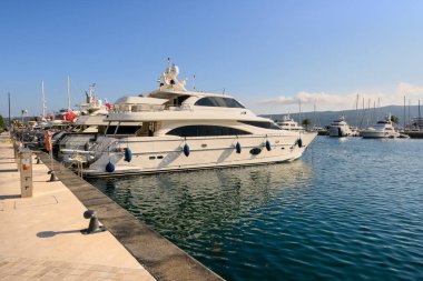 Tivat, Karadağ - 8 Haziran 2022: Porto Karadağ 'da yat marinası. Karadağ ve Avrupa